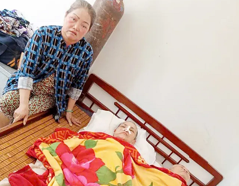 Cha mẹ già bệnh nặng, con cái kiệt cùng