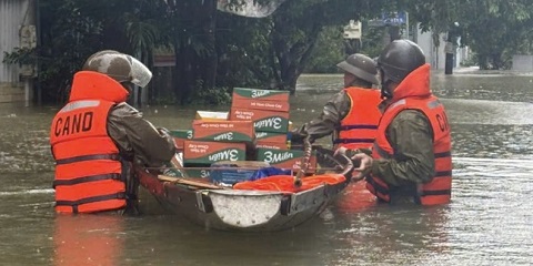 Xuyên đêm tìm kiếm 5 người mất tích, Công an tiếp tế đến từng hộ dân vùng ngập