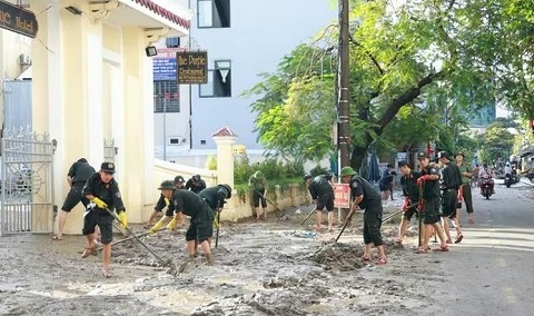 Xúc động hình ảnh chiến sĩ Công an Quảng Trị làm nhiệm vụ đặc biệt tại Huế