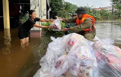 Giữa tâm lũ, người Đà Nẵng nhường nhau từng suất quà