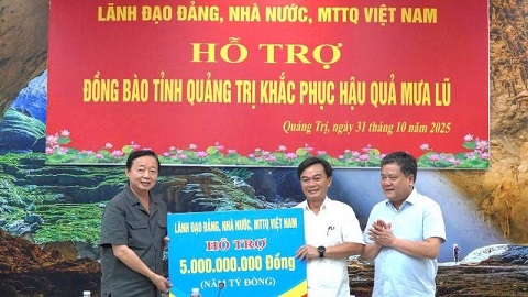 Phó Thủ tướng Trần Hồng Hà thăm, trao quà hỗ trợ tỉnh Quảng Trị khắc phục hậu quả mưa lũ