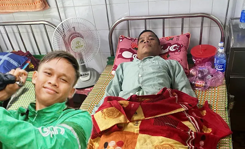 Nam sinh viên bươn chải kiếm tiền nuôi cha bệnh nặng