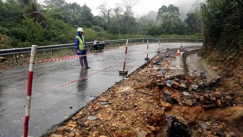 Sớm khắc phục hư hỏng, sạt lở trên đường Hồ Chí Minh nhánh Tây