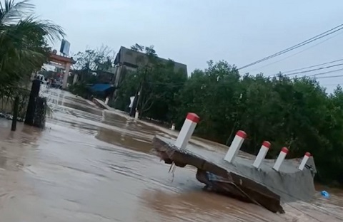Quảng Trị: Bờ kè bị lũ làm biến dạng, nhiều khu vực tiếp tục ngập sâu