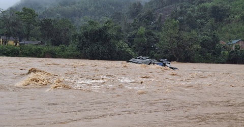 Quảng Trị: Một lái xe tải 'liều mạng' vượt đập tràn lúc mưa lũ đang lên