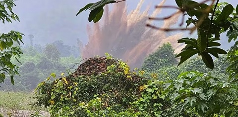 Sơ tán gần 200 người dân để xử lý bom 'khủng' phát lộ sau mưa lũ ở Quảng Trị