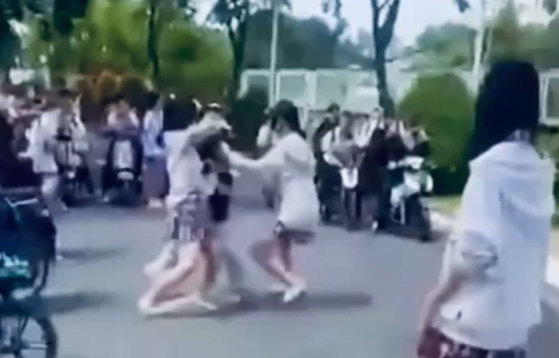 Hai nữ sinh bị bạn học đánh hội đồng, khiến một em nhập viện cấp cứu