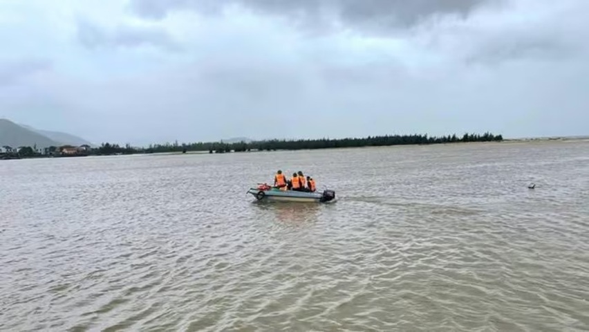 Chìm thuyền thúng, 1 ngư dân Quảng Trị mất tích ở cửa sông Roòn