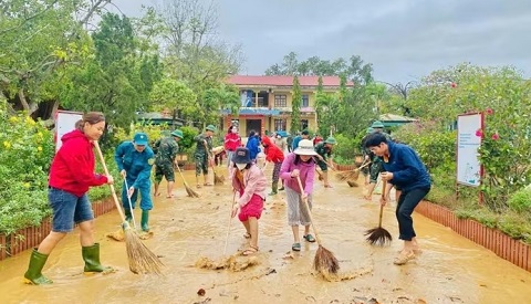 Vùng ngập lụt Quảng Trị dọn dẹp trường lớp chuẩn bị đón học sinh trở lại