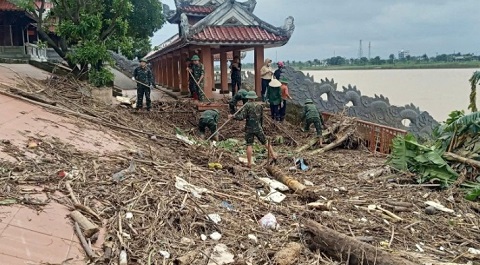 Dọn vệ sinh sau lũ ở Di tích quốc gia đặc biệt Thành cổ Quảng Trị