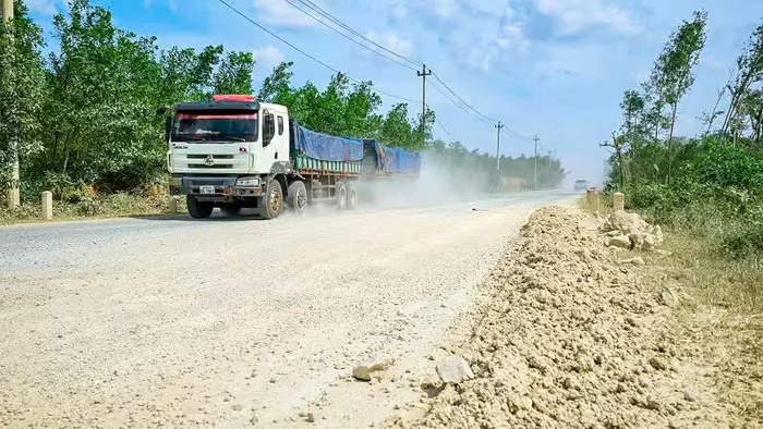 Quảng Trị: Đường xuyên Á hư hỏng nặng, bụi mù mịt, nguy cơ tai nạn rình rập