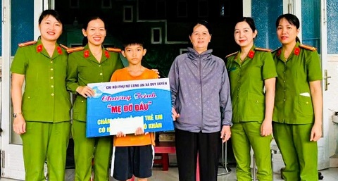 Phụ nữ Công an xã Duy Xuyên nhận đỡ đầu trẻ mồ côi