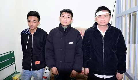 Tạm giữ 3 đối tượng dùng chai thủy tinh đuổi đánh nhau trong đêm