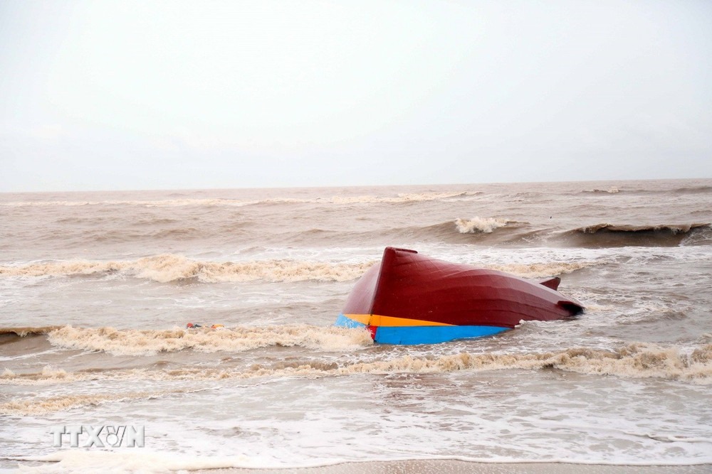 Chìm tàu cá trên biển, 6 ngư dân may mắn được cứu sống