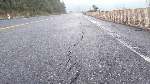Quảng Trị: Quốc lộ 1 qua đèo Ngang xuất hiện vết nứt dọc hàng chục mét