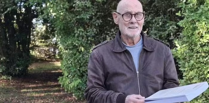 Pháp: Cụ ông 89 tuổi bảo vệ thành công luận án tiến sỹ luật