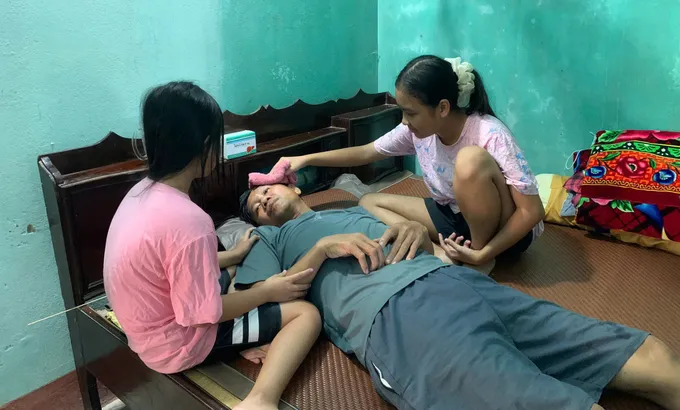 Cha bị ung thư, 2 con có nguy cơ nghỉ học