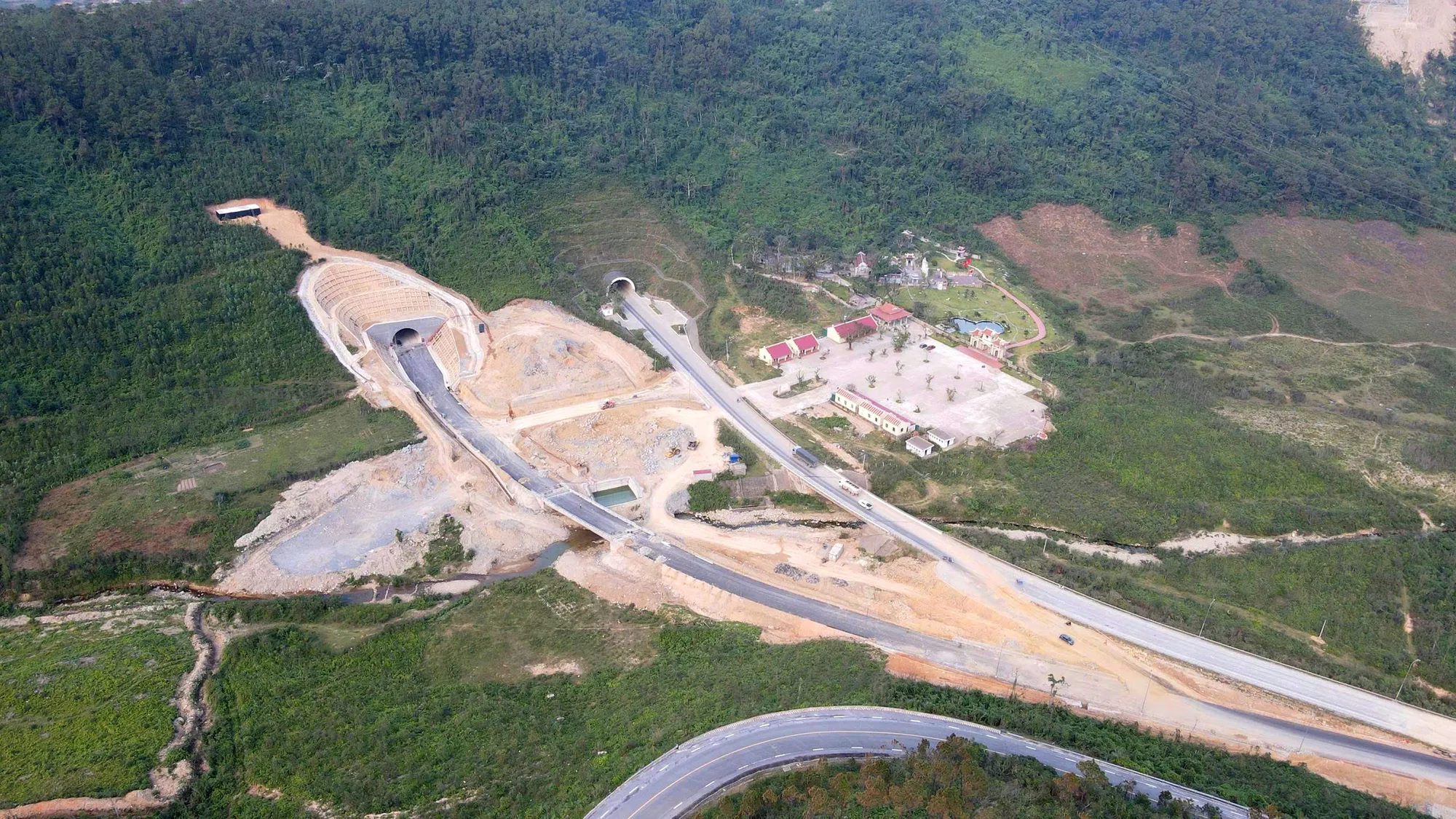 Hình hài hầm Đèo Ngang mở rộng trước khi đưa vào khai thác