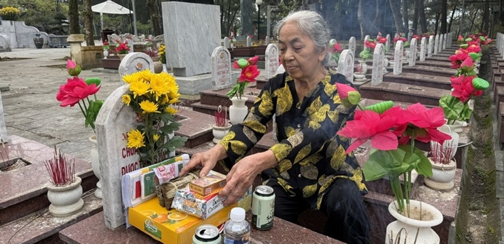 Ngày Tết đến viếng nghĩa trang Liệt sĩ ở Quảng Trị