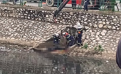 Phát hiện thi thể đang phân hủy nổi trên sông Kim Ngưu, Hà Nội