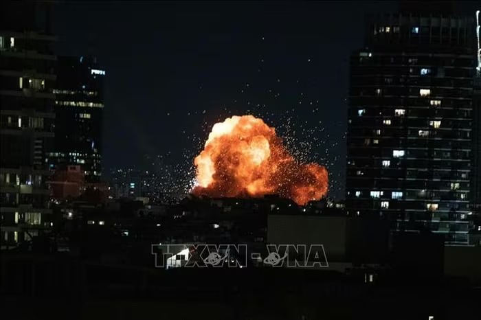 Iran phóng hơn 200 tên lửa và UAV đáp trả Israel