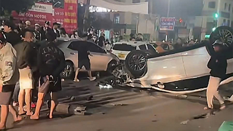 Video xế hộp Lexus đi ngược chiều, ủi hàng loạt ô tô, xe máy trên đường Hà Nội