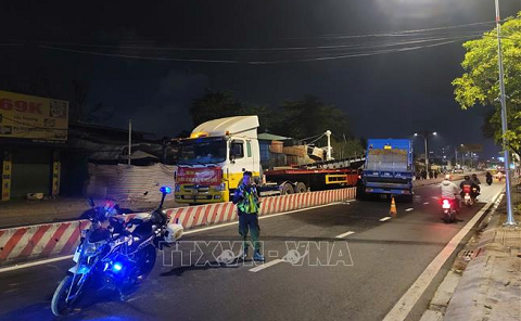 Tấm thép 15 m đè bẹp cabin xe rác, một người tử vong