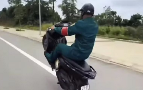 Tịch thu mô tô của thanh niên tái phạm chạy xe bằng… một bánh