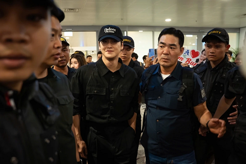 Kim Bum xuất hiện ở Hà Nội, nhan sắc tuổi 37 gây sốt tại sân bay Nội Bài