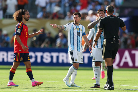 Messi bị chỉ trích vì hành động 'đòi thẻ đỏ' ở chung kết World Cup 2026