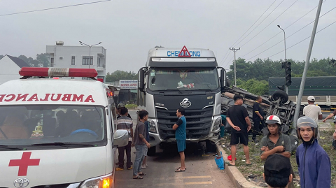 Xe 7 chỗ lật sau va chạm xe ben, 1 người tử vong, nhiều người bị thương