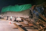 Xe tải chở gỗ lao vào vách núi khiến 2 người tử vong tại chỗ