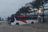 Tai nạn hy hữu xe chở du khách lao xuống bãi biển Phú Quốc