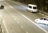 Người đàn ông văng khỏi xe ô tô sau cú tông kinh hoàng