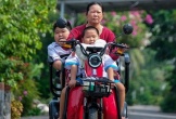 Đường đến trường của hai anh em khuyết tật