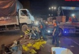 VIDEO: Xe tải tông nhiều xe máy đang chờ đèn đỏ