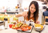 Đi ăn ủng hộ quán mới mở của bạn: Người phụ nữ 