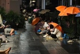 Người Việt đội mưa xếp hàng ở Thái Lan chờ mua iPhone 15