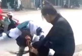 Nữ sinh bị đánh trước trường