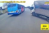 Phẫn nộ tài xế xe tải quay đầu cực ẩu ngay chân cầu