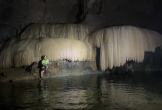 Cận cảnh rèm thạch nhũ khổng lồ đẹp 'mê hồn' trong hang động mới phát hiện ở Quảng Bình