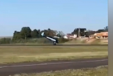 Khoảnh khắc máy bay lật nhào khi hạ cánh xuống sân bay Brazil