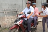Người đàn ông mù ở Nghệ An chạy xe máy vù vù, làm mọi việc thành thạo