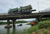 Khiếp hãi xe đầu kéo 'làm xiếc' trên cầu An Lỗ, cabin xe rơi xuống sông