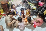 Xót xa hoàn cảnh của 3 em nhỏ mồ côi, vừa đi học vừa bán vé số