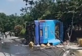 Lật xe khách, 2 người chết và nhiều người bị thương