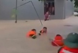 VIDEO: Gia đình gồm nhiều trẻ em, người già mắc kẹt giữa nước lũ chảy xiết