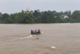 Ba người đàn ông gặp nạn khi ghe bị lật giữa dòng nước lũ