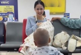 Bế con đi tiêm, mẹ bỉm gây sốt vì giống 'mỹ nhân đẹp nhất Philippines'