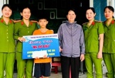 Phụ nữ Công an xã Duy Xuyên nhận đỡ đầu trẻ mồ côi